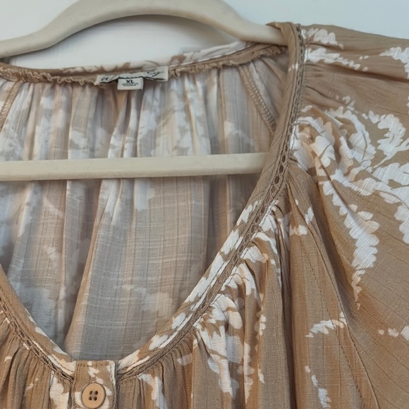 Wonderly Tan and White Puff Sleeve Tunic with Ruffled Style - Picture 2 of 5